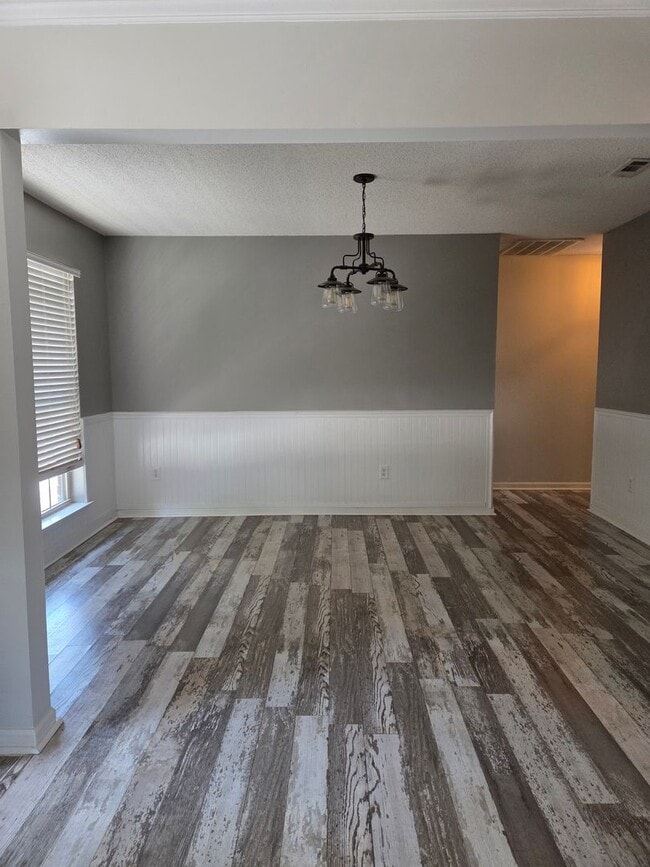 Building Photo - 3 Bedroom 2 bath fenced back yard in a quiet neighborhood!!
