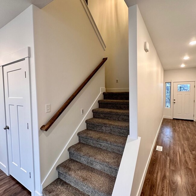 Building Photo - Beautiful townhome walking distance to eve...