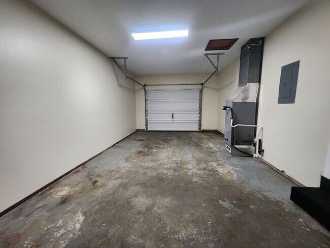 Building Photo - Updated-Pets Welcome-Pay Electric ONLY!