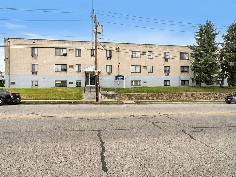 Building Photo - 1774 W Godfrey Ave