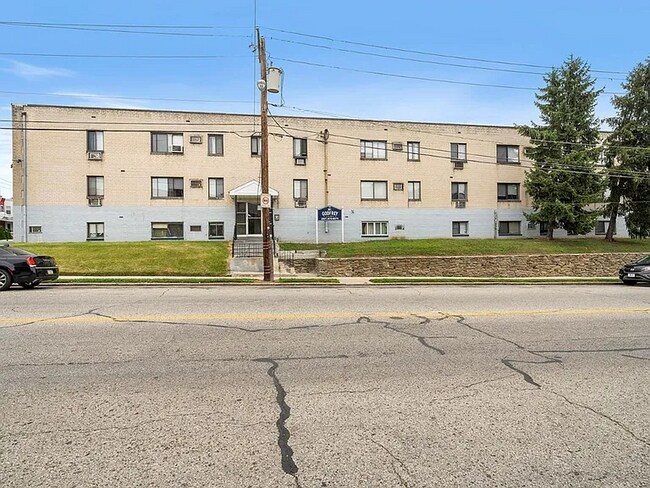 Building Photo - 1774 W Godfrey Ave
