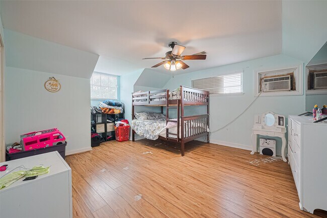 Building Photo - 13351 Oak Leaf Ln