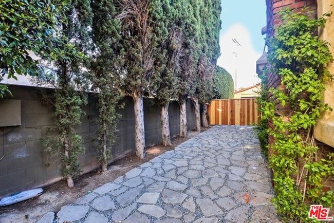 Building Photo - 1847 E Del Mar Blvd