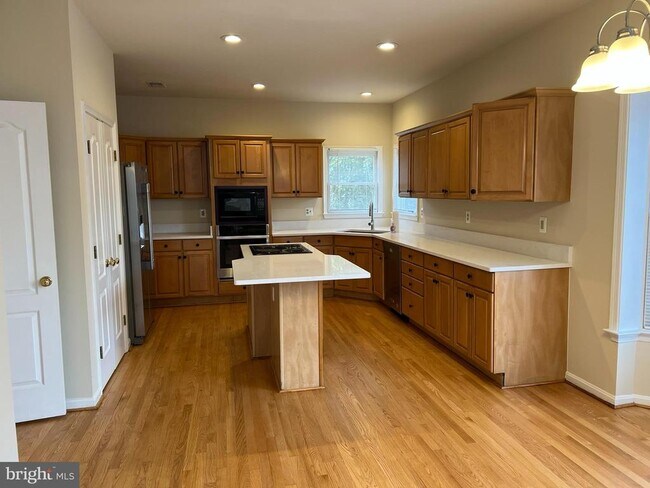 Building Photo - 9425 Spruce Tree Cir