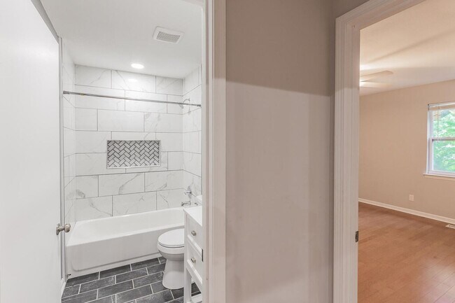 Building Photo - 3 bedroom updated home in a quiet, peaceful setting!