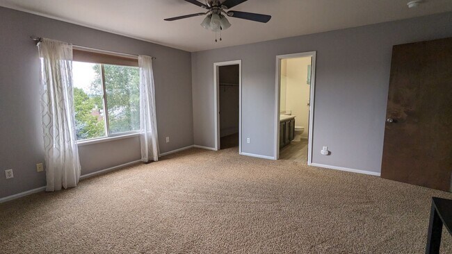 Building Photo - MODERN TWO STORY 3 BED/2.5 BATH WITH FENCE...