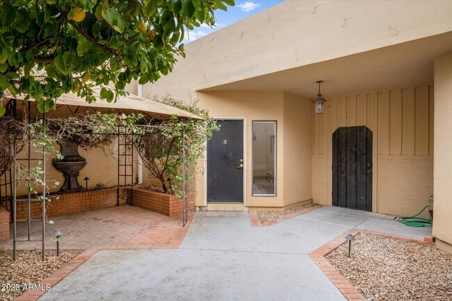 Building Photo - 8844 E San Rafael Dr