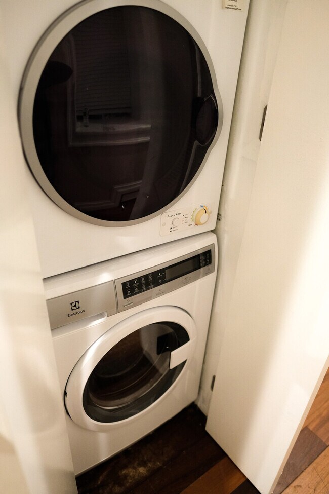 Building Photo - 65 W 107th St