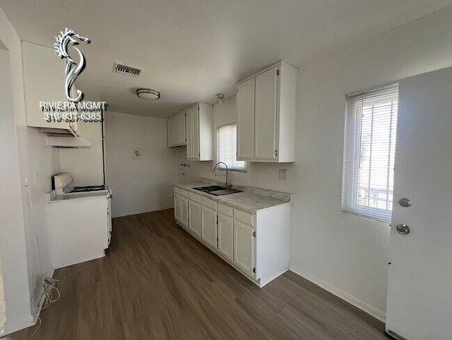 Building Photo - 242