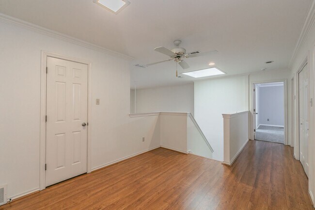 Building Photo - BEAUTIFUL and SPACIOUS Townhome in Ideal L...