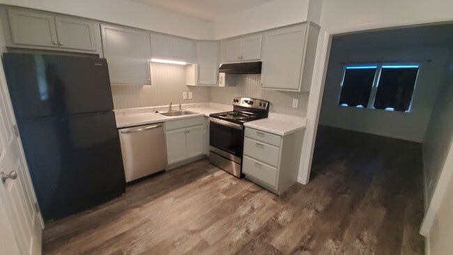Building Photo - (2) Bedroom Duplex E Norman Avail NOW!