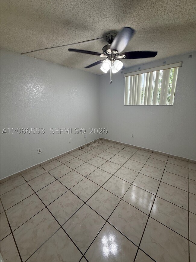 Building Photo - 606 W 81st St