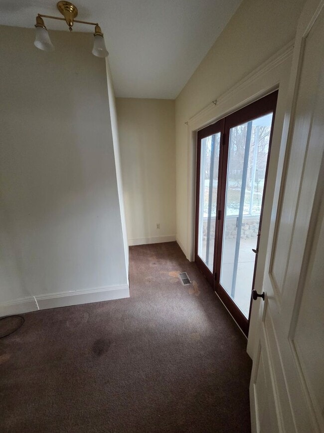 Building Photo - 4 Bed 2 Bath