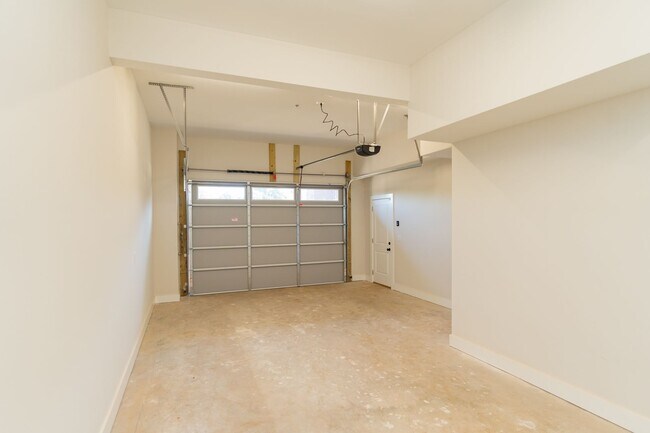 Building Photo - Modern 4 Bedroom Townhome in Southside Chattanooga