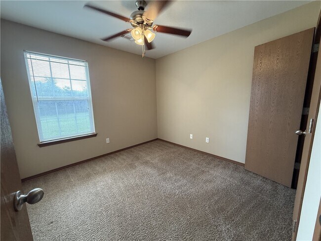Building Photo - 213 Foxglove St