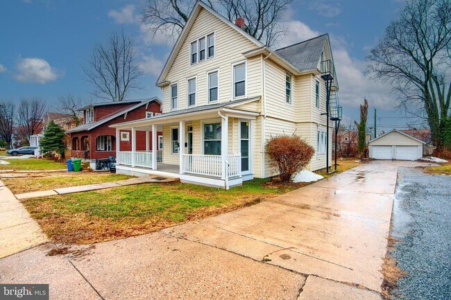 Building Photo - 3807 Fleetwood Ave