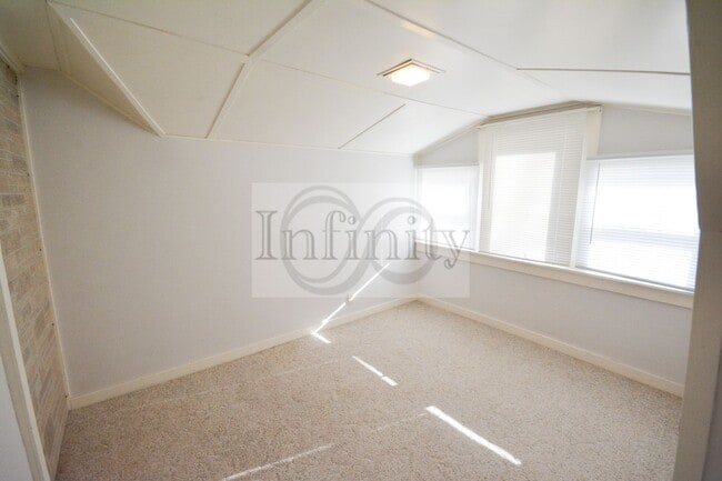 Building Photo - 2020/2022 Eastwood Rd SE