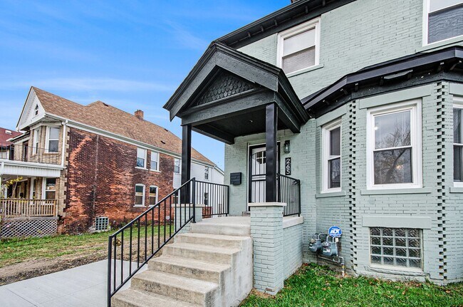 Building Photo - Lower Unit - Newly Constructed - 2 bed/2 bath - Must See!