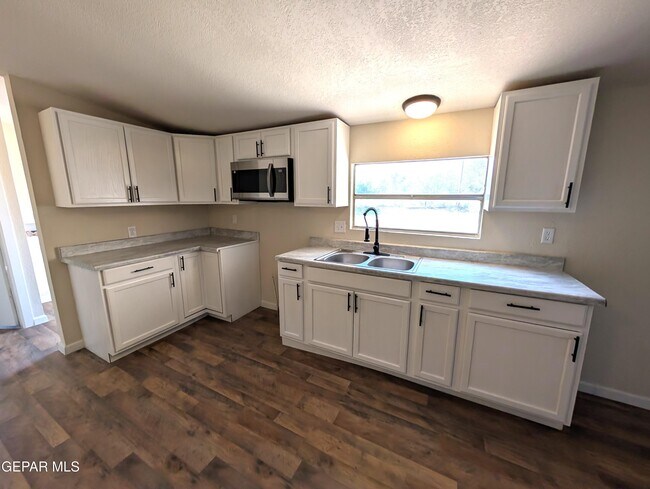Building Photo - 13821 Villalobos Rd