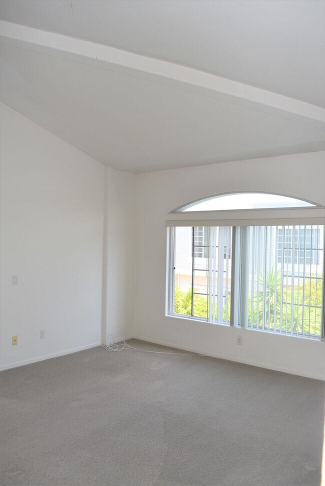 Building Photo - 3 Bedroom Townhome in La Jolla Village