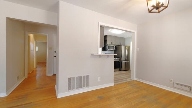 Building Photo - Charming 2 Bedroom House in the SE!