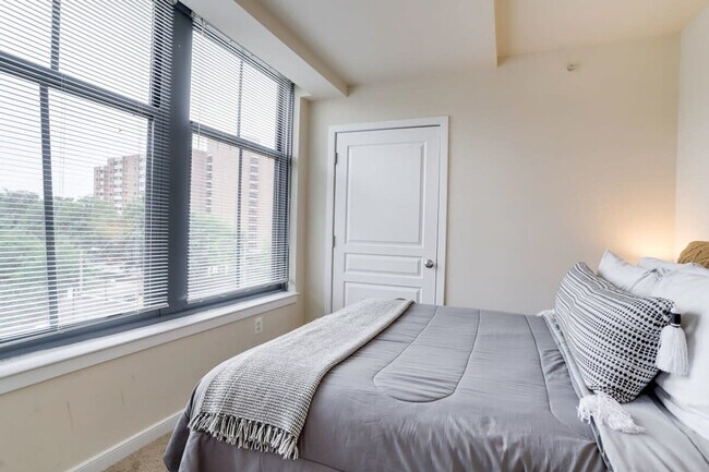 Building Photo - 550 14th St S