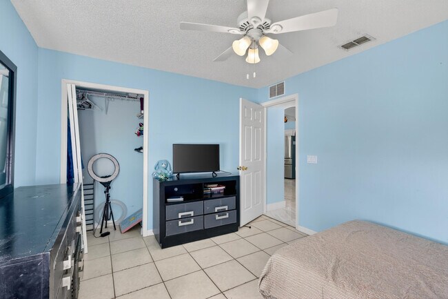 Building Photo - 1121 SW Ivanhoe St