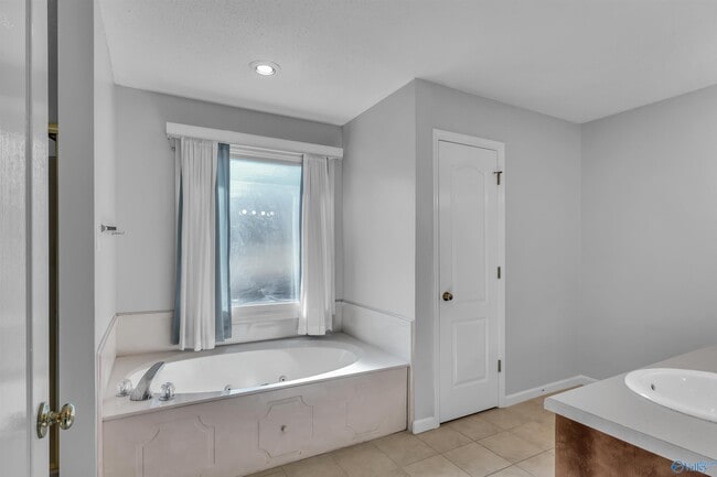 Building Photo - 212 Warfe Ct