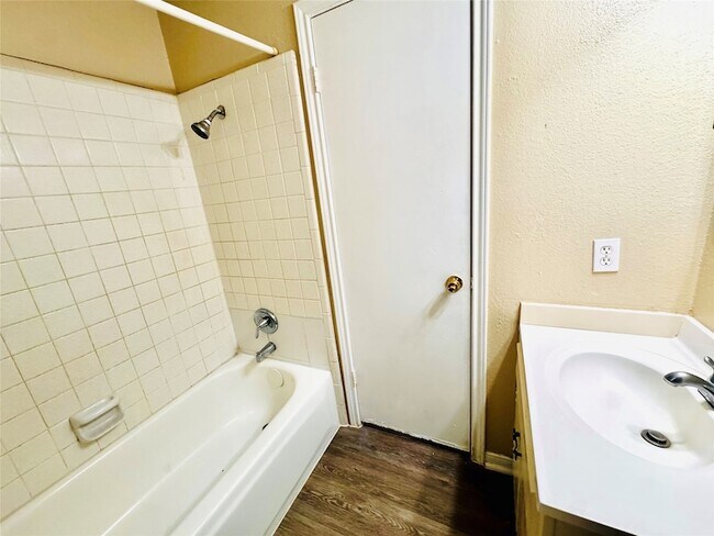 Building Photo - 2523 Woodbough Dr