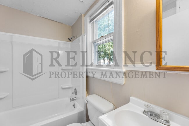 Building Photo - 428 S Osage St