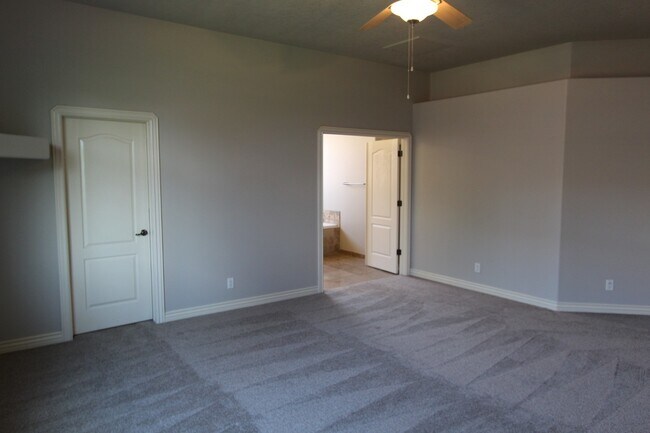 Building Photo - Spacious 3-Bed, 2-Bath Home with Open Floor Plan and Premium Amenities