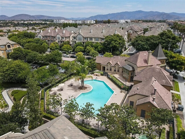 Building Photo - 1875 Baudouin Pl