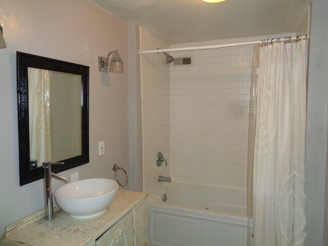 Building Photo - 2727 Hudson St