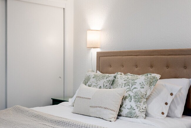 Building Photo - 838 SE Tacoma St