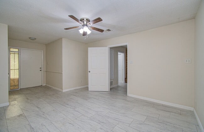 Building Photo - 8820 Bissonnet St
