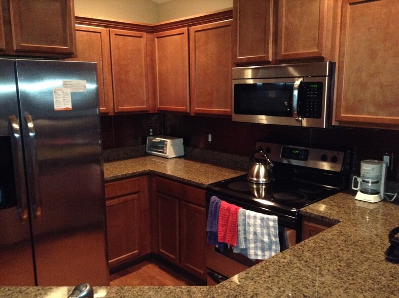 Kitchen - 2901 SE Stonegate Dr