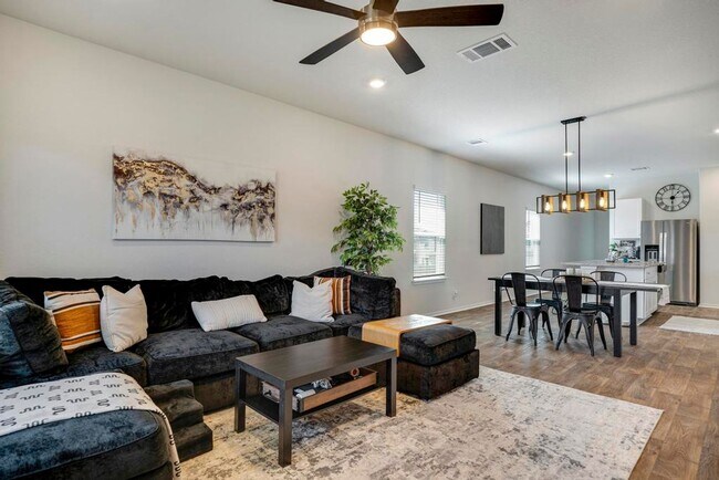 Building Photo - APPLEWOOD UNIT 1