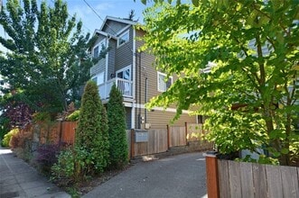 Building Photo - Stylish Townhome 4 Blocks North of Green Lake