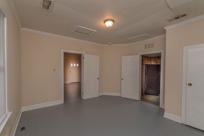 Building Photo - PRICE REDUCED- $995 - Cute 3 Bed/2 Bath Si...