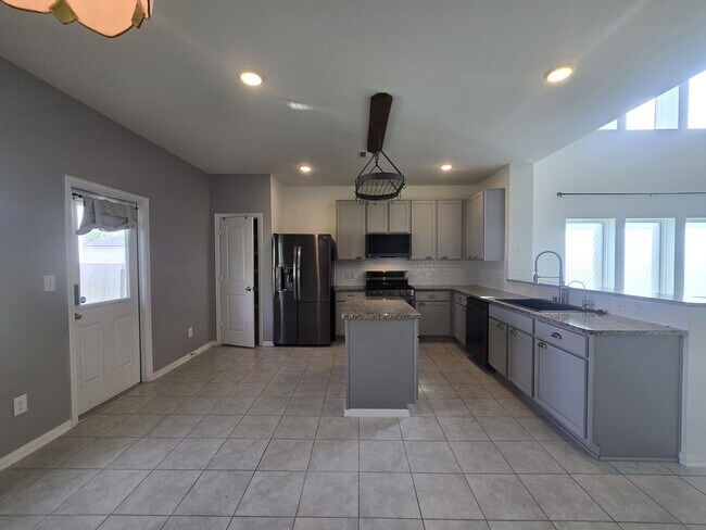 Building Photo - 7318 Parkview Dr