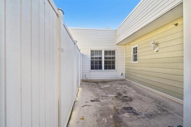 Building Photo - 683 Main St