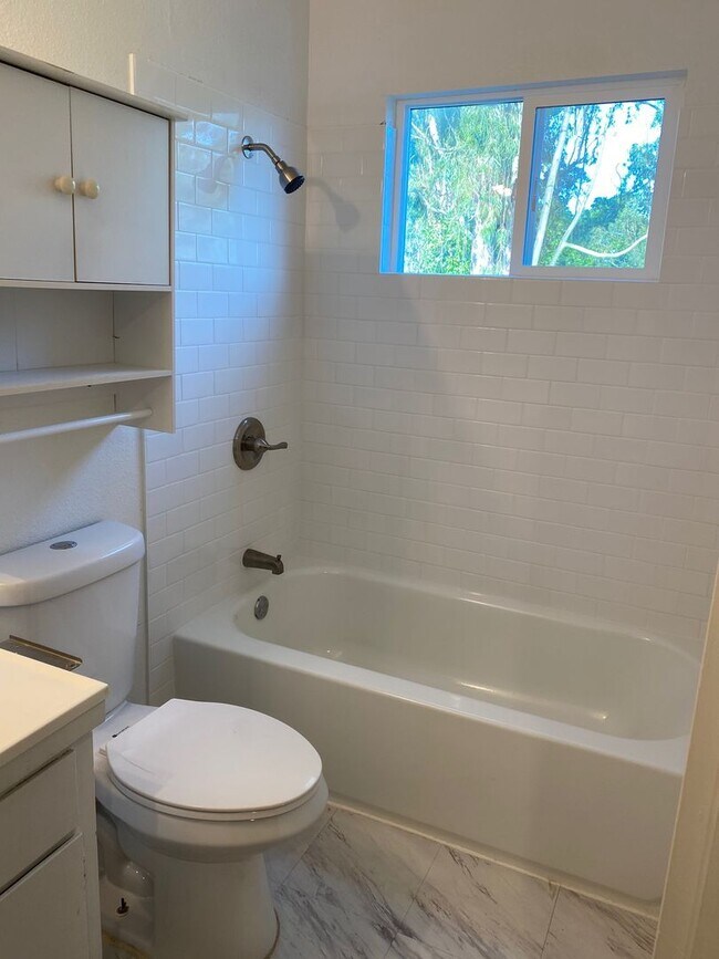 Building Photo - Lewis Ln-409