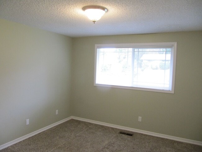 Building Photo - Three Bedroom Home in South Salem
