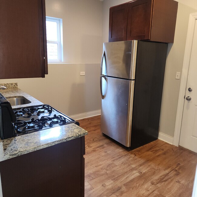 KITCHEN - 4440 W Maypole Ave