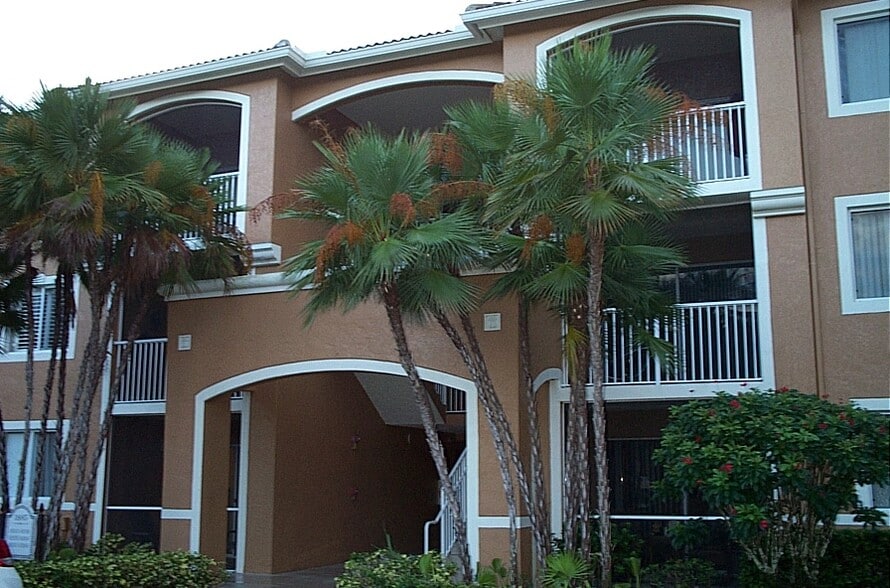 Building Photo - 1885 Florida Club Dr