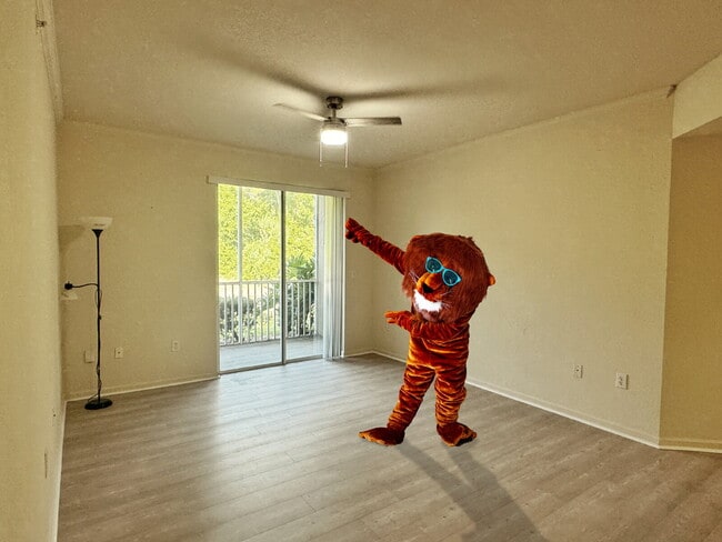 Building Photo - First floor, 3BR/2BA with garage Villa San Marco Condo