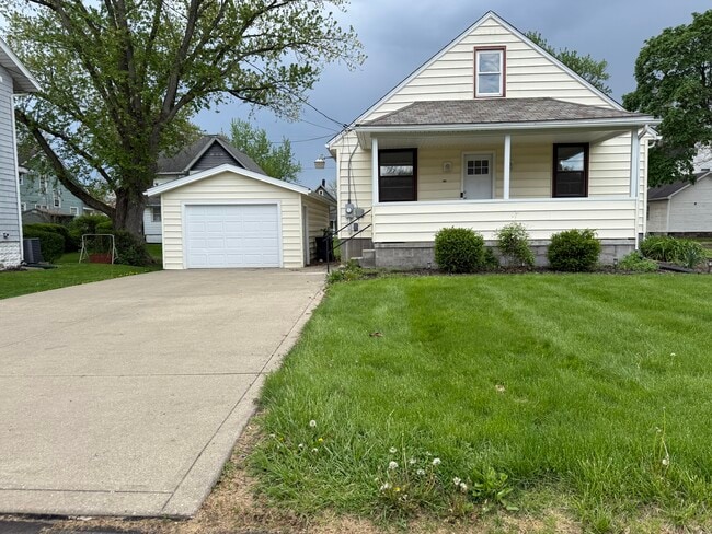 Front of home with XL driveway and single car garage - 818 Wyoming Pl NE