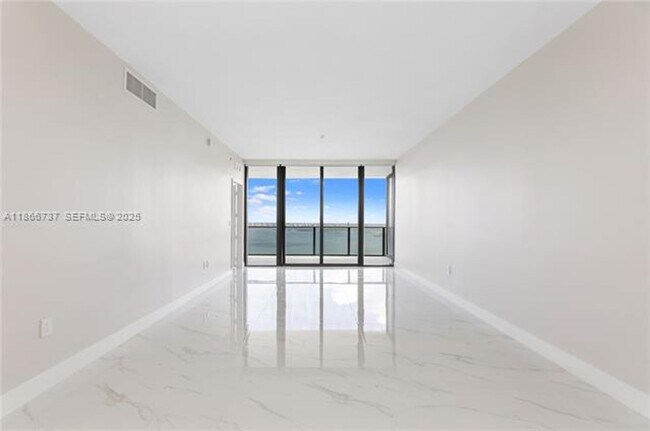 Building Photo - 700 NE 24th St