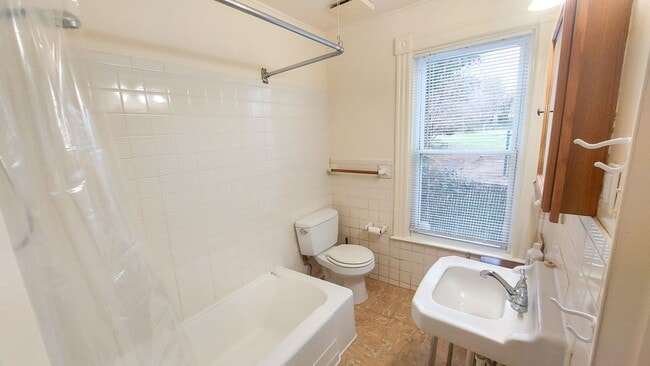 Building Photo - Charming and Sunlight 3BD, 1 BA in the Quaint DC Suburb of Mount Rainer, MD!!!