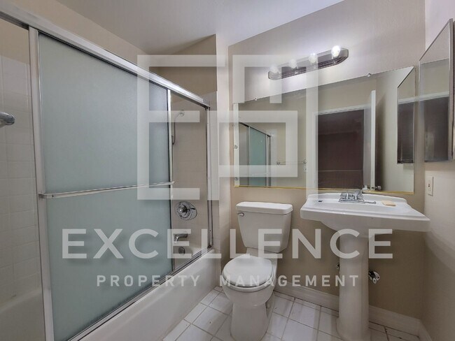 Building Photo - 3/2.5 Townhouse with 2 Car Garage,
